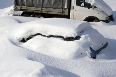两辆车下了雪