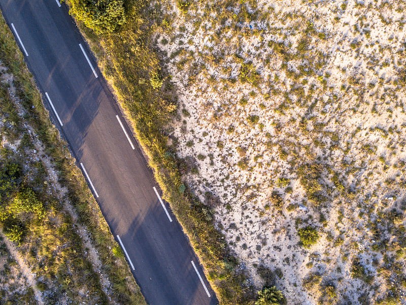 穿过贫瘠景观的道路