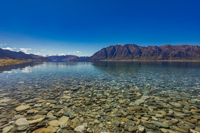 夏威夷湖和山的全景照片，南岛，新西兰