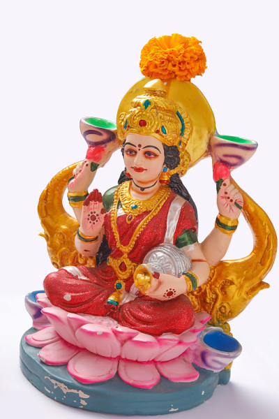 印度排灯节，Laxmi Pooja与铜卡拉什，椰子花兰栗在白色的背景