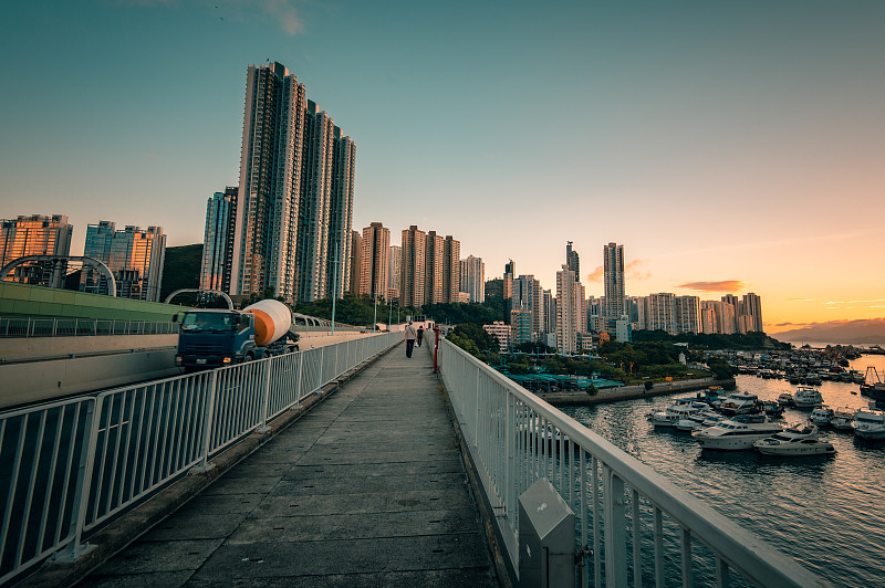 从鸭脷洲大桥眺望香港仔海港