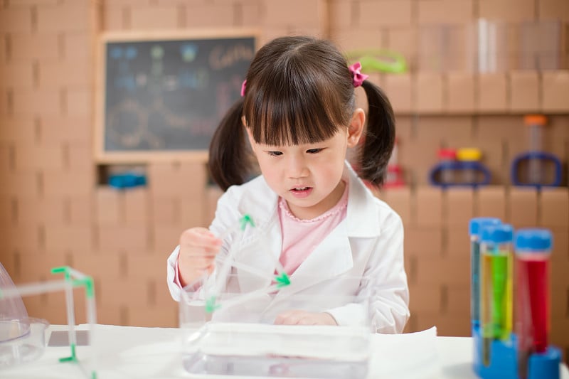 小女孩在家里做科学实验