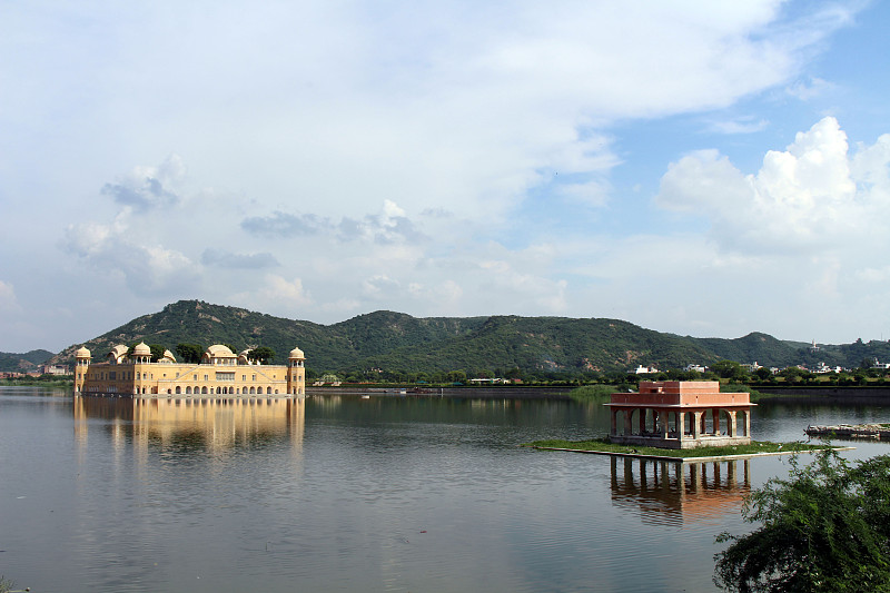 Jal Mahal，意为“水宫”，位于斋浦尔曼萨加尔湖中央。