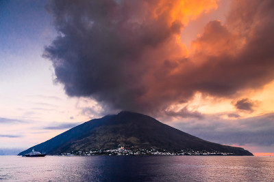风沙群岛上的斯特龙博利火山。