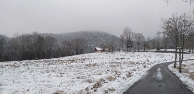 山坡积雪