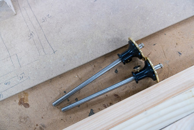 技术员处理各种木工工具来制作木制品。