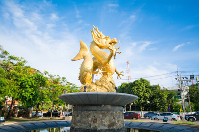 普吉岛的金龙雕像