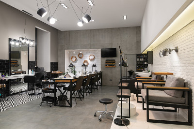 由美甲店和理发店组成的现代化的美容院内饰。