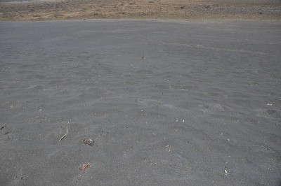 哥斯达黎加的伊拉祖火山。有防护屏障的云层中的火山口。熔岩和浮石的碎片。
