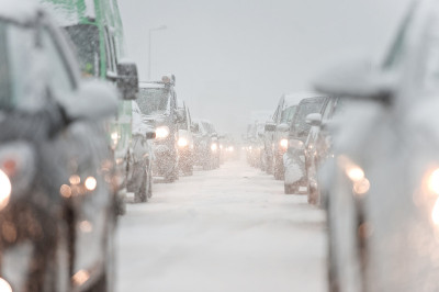 大雪造成交通堵塞