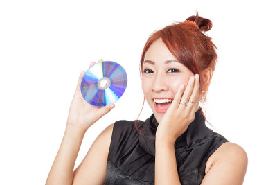 惊喜可爱的亚洲女孩的DVD