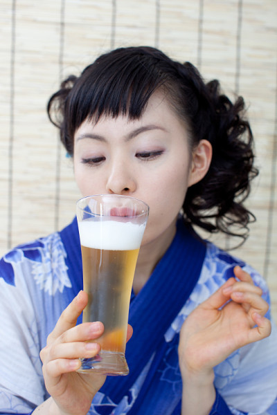 日本女人穿着浴衣拿着啤酒
