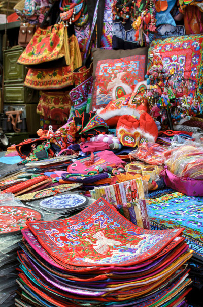 北京潘家园市场的纪念品手工艺品