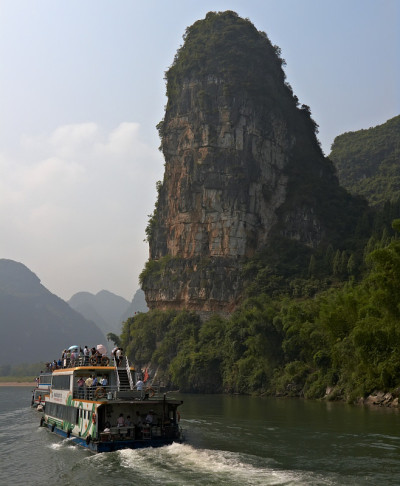 喀斯特山脉和河流景观