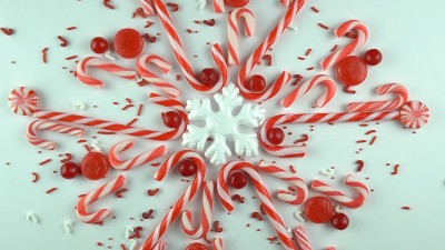 圣诞佳节，雪花万花筒曼陀罗喜庆概念。用真正的拐杖糖、肉桂、薄荷糖等棒棒糖做装饰装饰，摆放在白色的桌子