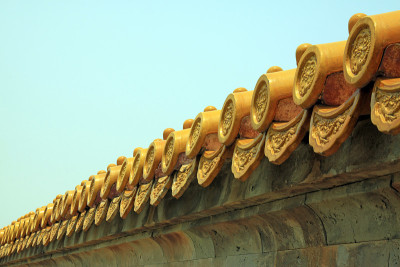 在一座寺庙的琉璃瓦墙上，特写照片