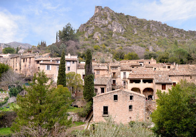 Saint-Guilhem-le-desert。法国中世纪的村庄。法国南部。蒙彼利埃附近。联合国教科