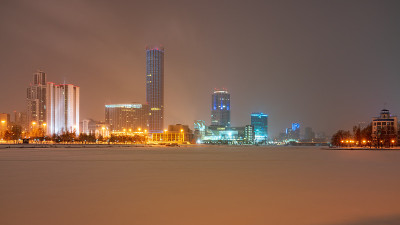 冬夜在市中心池塘的岸边
