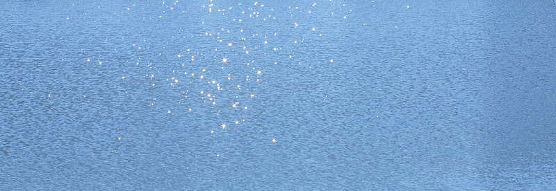 眩光在水面上
