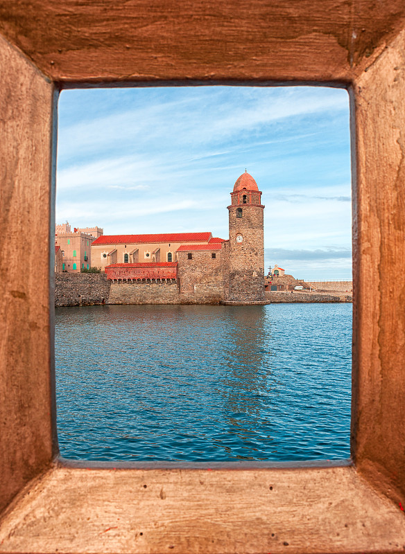 Collioure、法国。科利乌尔教堂，天使圣母院和科利乌尔皇家城堡。预览效果