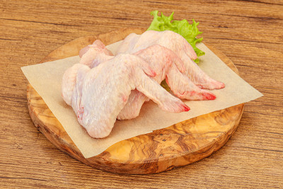 烹饪用的生鸡翅