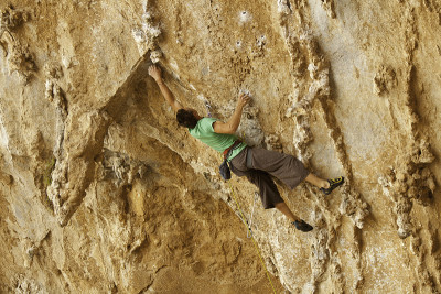男人rockclimbing