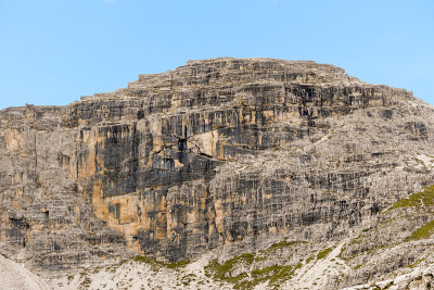Oberbachernspitze -近距离观看一个巨大的，高的和荒凉的山墙在意大利白云石