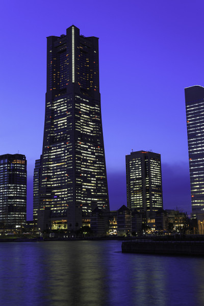 暮色中的横滨Minatomirai摩天大楼