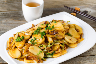 中式炒糯米片和素菜