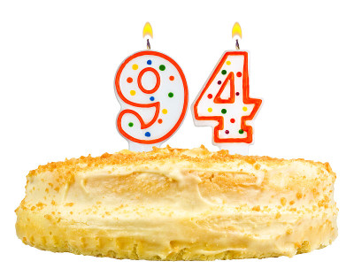 生日蛋糕与蜡烛九十四孤立在白色
