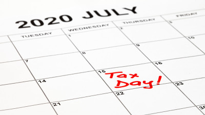 由于冠状病毒爆发，缴税日期定于2020年7月15日。日历页上用红色写着纳税日，其余要交税。政府延长了