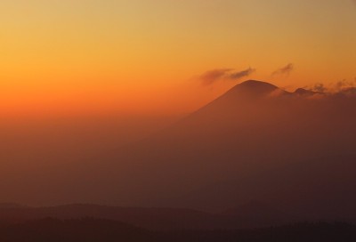 日出的山脉