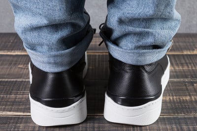 男脚黑色皮鞋白色鞋底，后视图