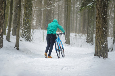 骑自行车的人在雪地里