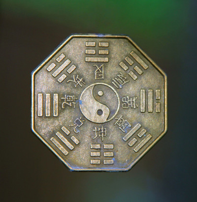 阴阳符号被三角和象形文字包围