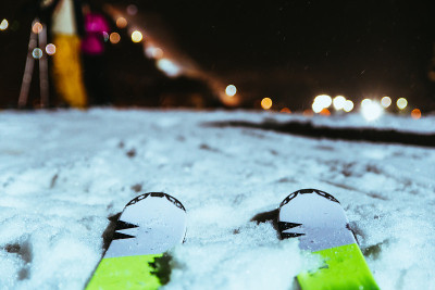 滑雪近距离第一人称视角的山顶