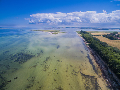 鸟瞰图美丽的海滩海岸线悬崖和蓝天在波尔岛，德国