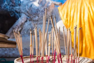 根据泰国大城府Yai Chai孟Kol寺庙的古老信仰，香用于崇拜和神圣的东西