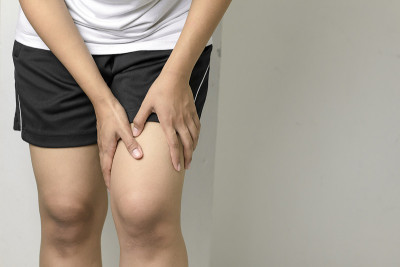 大腿疼痛的女人
