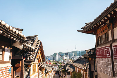 首尔,韩国。观景城市和北川韩屋村与北塔。股票的照片。