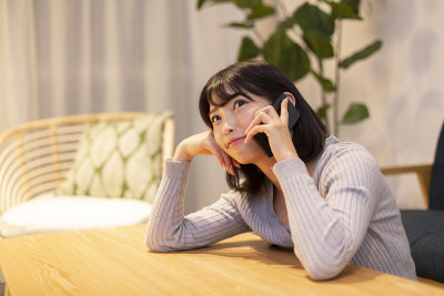 年轻女子在夜室休息