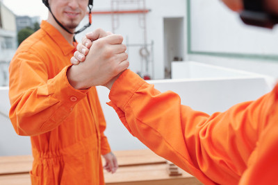 建筑工人互相问候
