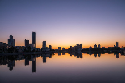 城市中心池塘上的日落。叶卡特琳堡,俄罗斯