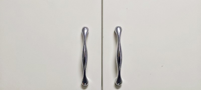 带有手柄的对称门