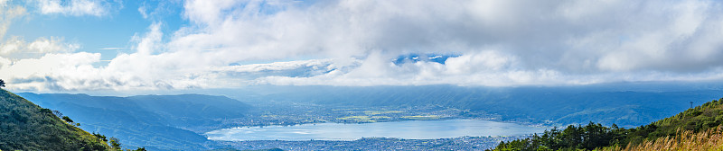 从日本长野县的高歌池山上看到的美丽的Suwa湖。