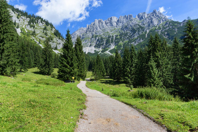 徒步穿越夏季的山景
