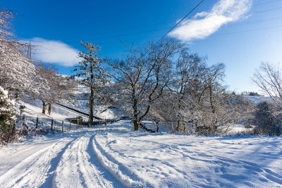 大雪覆盖了威尔士一个小镇上的空旷道路