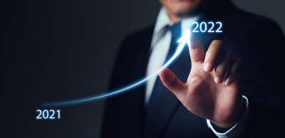 商人在黑暗的背景下指着2021年到2022年的未来增长计划。业务发展和增长理念。商业策略。2022年