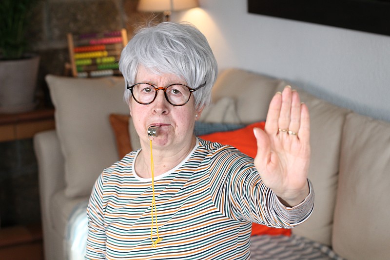 资深女士吹着哨子