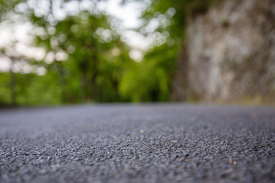 道路从地面以绿色散景为背景